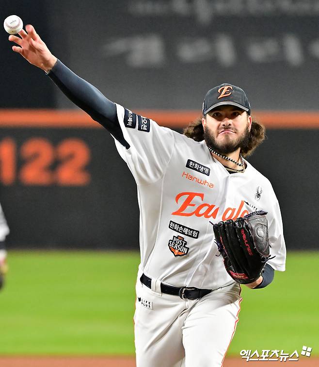 29일 오후 대전 한화생명 볼파크에서 열린 '2025 신한 SOL Bank KBO 한국시리즈' LG 트윈스와 한화 이글스의 3차전 경기, 1회초 한화 선발투수 폰세가 공을 힘차게 던지고 있다. 엑스포츠뉴스 DB