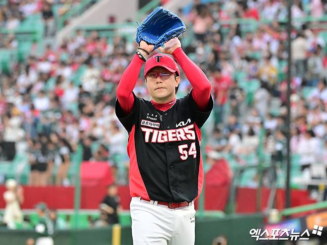 21일 오후 인천SSG랜더스필드에서 열린 '2025 신한 SOL Bank KBO리그' KIA 타이거즈와 SSG 랜더스의 경기, 6회말 수비를 마친 KIA 양현종이 인사를 하고 있다. 엑스포츠뉴스 DB