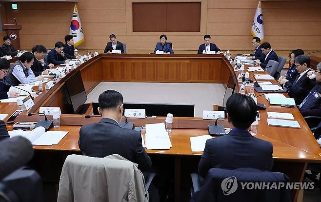 국민연금기금운용위원회, 발언하는 정은경 장관 (서울=연합뉴스) 이정훈 기자 = 정은경 보건복지부 장관이 24일 서울 종로구 정부서울청사 별관에서 열린 제6차 국민연금기금운용위원회에서 발언하고 있다. 2025.11.24 uwg806@yna.co.kr