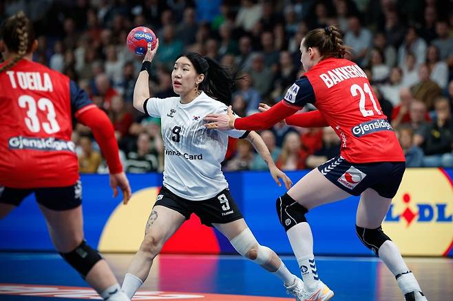 노르웨이와 경기에서 공격을 시도하는 이연경(경남개발공사) [IHF 소셜 미디어 사진. 재판매 및 DB 금지]