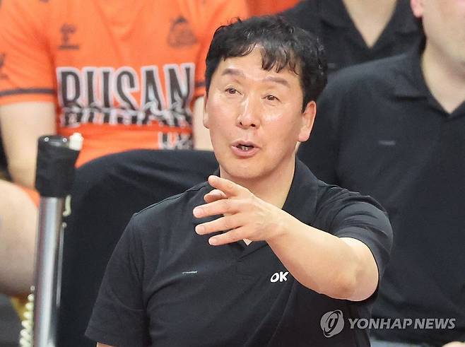 OK저축은행 신영철 감독 (부산=연합뉴스) 강선배 기자 = 18일 부산 강서체육관에서 열린 프로배구 V리그 남자부 OK저축은행 읏맨과 KB손해보험 스타즈의 경기. OK저축은행 신영철 감독이 작전 지시하고 있다. 2025.11.18 sbkang@yna.co.kr