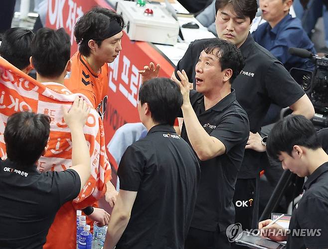 작전 지시하는 신영철 감독 (부산=연합뉴스) 강선배 기자 = 18일 부산 강서체육관에서 열린 프로배구 V리그 남자부 OK저축은행 읏맨과 KB손해보험 스타즈의 경기. OK저축은행 신영철 감독이 작전 지시하고 있다. 2025.11.18 sbkang@yna.co.kr