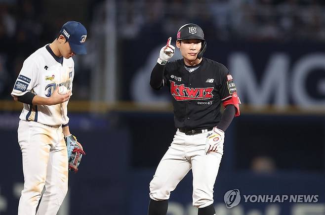 kt 송민섭 2루타 (창원=연합뉴스) 김동민 기자 = 2일 경남 창원NC파크에서 열린 2023 신한은행 SOL KBO리그 플레이오프 3차전 kt wiz와 NC 다이노스의 경기. 9회 초 2사 주자가 없는 상황 kt 7번 송민섭이 안타를 치고 손짓하고 있다. 2023.11.2 image@yna.co.kr