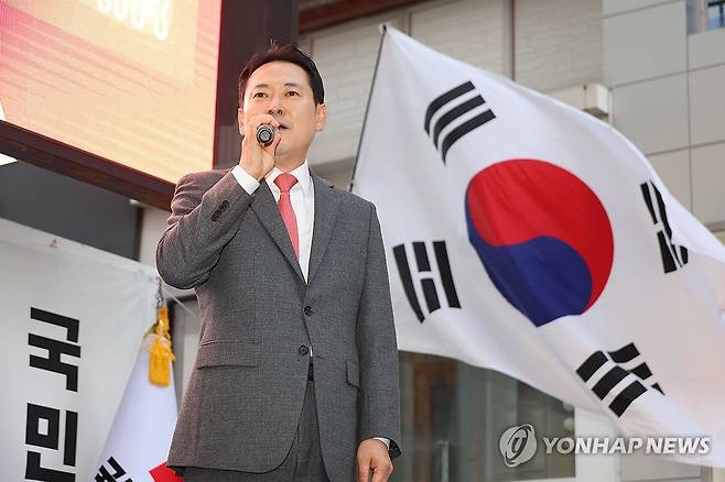 동성로서 집회 이어가는 장동혁 대표 (대구=연합뉴스) 류영석 기자 = 국민의힘 장동혁 대표가 28일 대구 중구 동성로에서 열린 민생회복 법치수호 국민대회에서 발언하고 있다. 2025.11.28 ondol@yna.co.kr