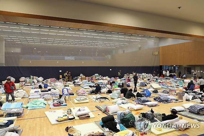 홍콩 퉁 청 거리 시민회관 강당에 마련된 임시대피소 (홍콩=연합뉴스) 박수현 기자 = 28일 오전 10시 44분(현지시간)께 홍콩 북부 타이포 퉁 청 시민회관 3층 강당에 마련된 임시 대피소에서 화재 피해자들이 휴식을 취하고 있다. 2025.11.28. suri@yna.co.kr