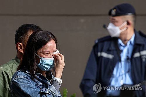 홍콩 아파트 화재로 가족을 잃고 슬퍼하는 유족. [로이터 연합뉴스 자료사진. 재판매 및 DB금지]