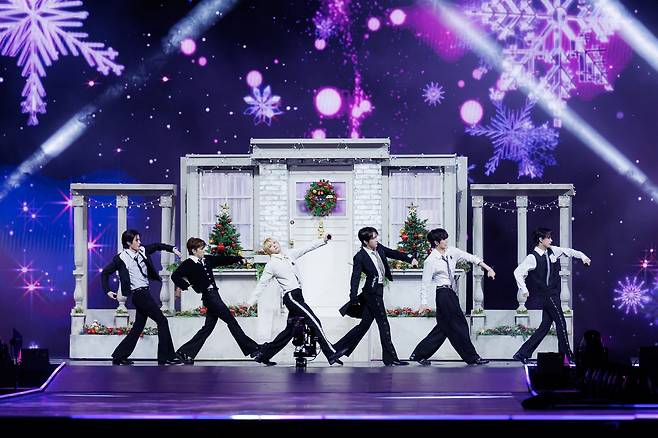 검은 리본을 착용하고 무대에 오른 그룹 보이넥스트도어 [CJ ENM 제공. 재판매 및 DB 금지]