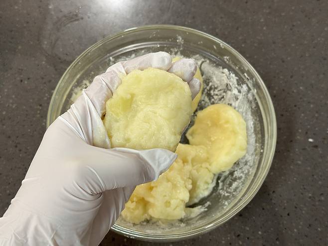 감자전을 위해 반죽을 동글동글하고 납작하게 만드는 모습