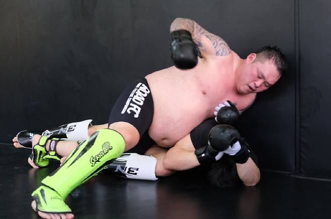 로드FC 데뷔전을 앞두고 훈련을 하는 프로복싱 헤비급 선수 출신 김남신. 사진=로드FC