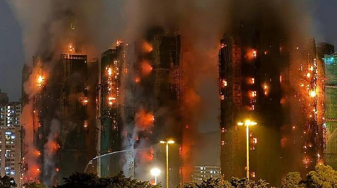 지난 26일 대형 화재가 발생한 홍콩 북부 타이포의 아파트 단지. (사진=AFP 연합뉴스)