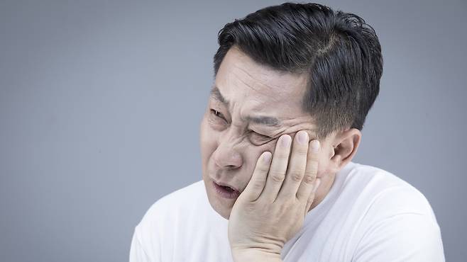 뇌졸중의 증상으로 '중추성 안면마비'가 나타날 수 있다 | 출처: 클립아트코리아