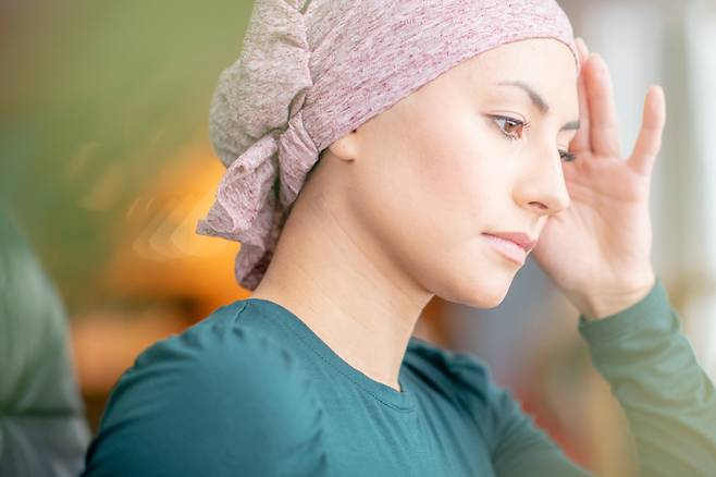 항암 치료 중인 여성. 라트비아 여성이 17년간 유방암, 방광암, 후두 섬유육종, 폐암 등 네 가지 암에 차례 차례 걸려 투병하다 끝내 숨진 사례가 보고됐다. 매우 희귀한 사례다. 암 생존율이 높아지기 때문에, 앞으로는 '다발성 원발암'에도 큰 관심을 가져야 한다. 사진=게티이미지뱅크