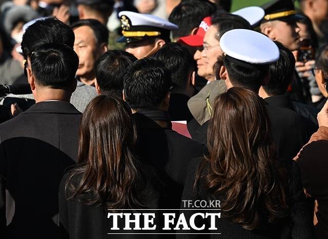 임세령 대상홀딩스 부회장(왼쪽)과 동생 임성민 부사장이 계급장 수여식을 지켜보고 있다. /창원=박헌우 기자