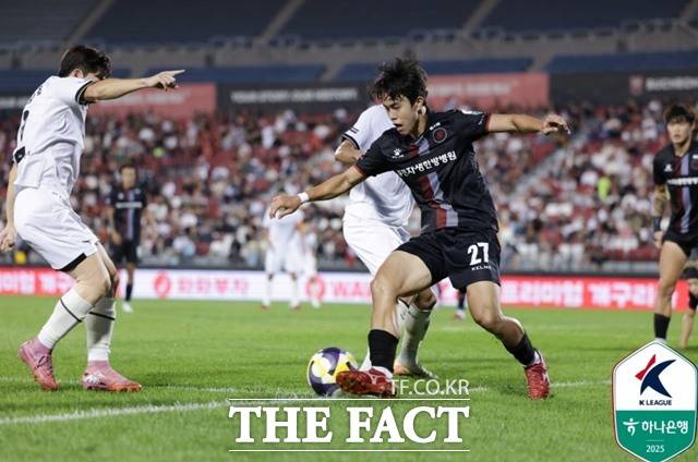 프로축구 1부 승격을 노리는 부천FC와 성남FC가 오는 30일 승강플레이오프 진출 티켓을 놓고 K리그2 플레이오프 단판 승부를 펼친다./K리그