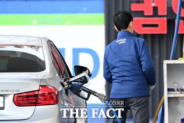 국내 주유소 기름값이 5주 연속 상승했다. 사진은 서울 휘발유 가격이 9개월여 만에 1800원대를 넘어선 20일 오전 서울 시내의 한 주유소를 찾은 시민이 차량에 주유를 하고 있는 모습. /서예원 기자