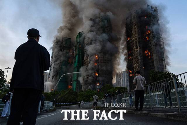 홍콩 북부 타이포 구역의 ‘웡 푹 코트’ 아파트 단지에서 화재가 발생해 32층짜리 아파트 7개 동에서 43시간이나 이어진 끝에야 진압됐고, 사망 128명·부상 79명·실종 약 200명으로 집계돼 홍콩에서 70여 년 만에 최악의 인명 피해를 낳은 화재로 기록됐다. /홍콩=AP.뉴시스