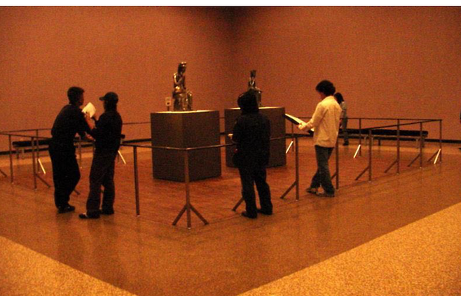 현재 국립중앙박물관으로 옮기기 1년 전인 2004년 ‘이전 고별 전시’에서 두 금동반가사유상이 사상 두 번째로 함께 전시됐다. 국립중앙박물관 제공