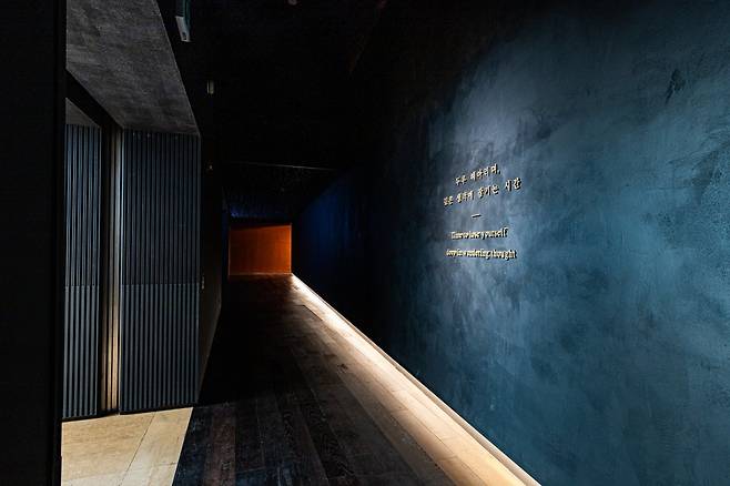 사유의 방 입구와 진입로. 눈이 어둠에 서서히 익숙해지도록 하면서 고요한 명상의 세계로 떠나는 여정을 시작한다. 국립중앙박물관 제공