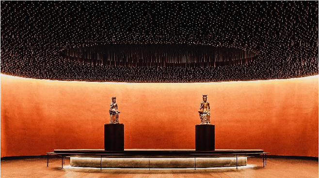 천장에 무수히 박힌 알루미늄 봉 2만1000개가 촛불인 듯, 은하수인 듯 희미하게 빛을 머금고 있다. 국립중앙박물관 제공