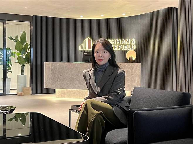 쿠시먼앤드웨이크필드의 전혜원 글로벌코리아데스크 팀장. 뉴욕에서 대학을 나온 전 팀장은 한국에서 방송 기자로 일하다 2018년 부동산 서비스 업계로 이직했다. 그는 ‘촉박한 마감에 맞춰 야마(주제)를 잡아 보고서를 작성한다’는 점에서 이 일이 기자직과 비슷한 점도 있다고 설명한다. 쿠시먼앤드웨이크필드 제공