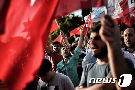 2016년 7월 16일 튀르키예에서 당시 쿠데타가 진압됐다는 소식에  레제프 타이이프 에르도안 대통령 지지자들이 환호하고 있다. 이스탄불=AFP 뉴스1