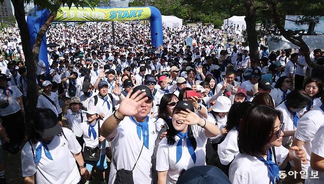 한 걷기 대회에서 참가자들이 걷는 모습. 동아일보 DB