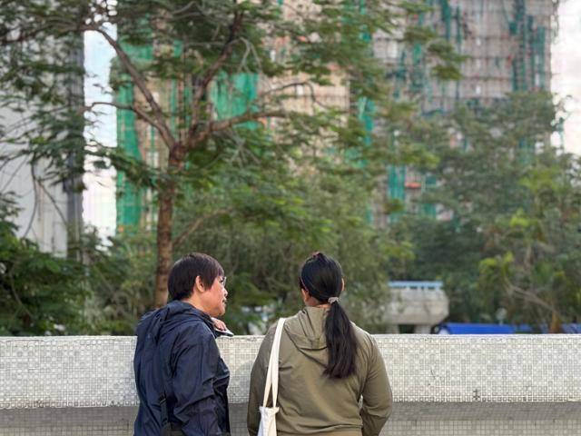 29일 추모를 위해 홍콩 타이포구 고층 아파트 단지 '웡 푹 코트'를 찾은 시민들이 불타버린 건물을 쳐다보고 있다. 홍콩=허유정 기자