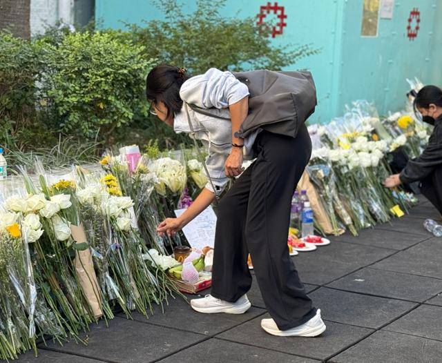 29일 홍콩 타이포구 고층 아파트 단지 '웡 푹 코트' 인근 '광 푹 소공원'에 마련된 조문소에서 한 시민이 흰색 꽃을 놓고 있다. 홍콩=허유정 기자