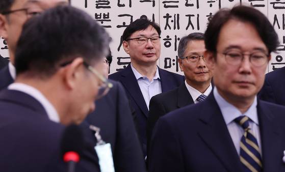 이화영 전 경기도 평화부지사(가운데)가 지난달 14일 국회 법제사법위원회에서 열린 법무부 등에 대한 국정감사에 참석해 있다. 왼쪽은 정성호 법무부 장관. 임현동 기자