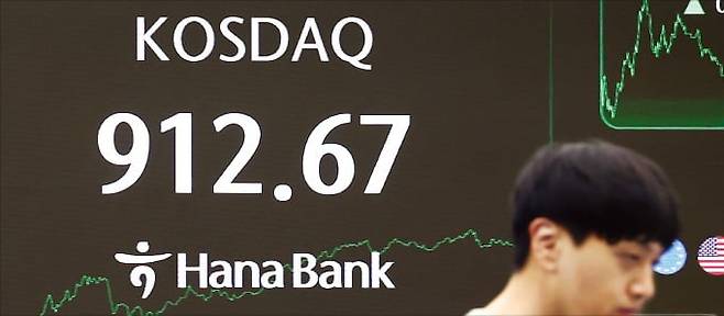 코스닥지수가 28일 외국인과 기관의 집중 매수 속에서 9거래일 만에 900선을 회복했다. 이날 상승률(3.71%)은 지난 4월 10일(5.97%) 이후 약 7개월 만에 가장 높았다.  /뉴스1