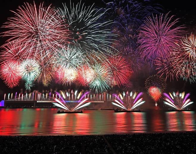15일 오후 부산 수영구 광안리해수욕장 일대에서 열린 '제20회 부산불꽃축제'에서 화려한 불꽃이 부산 밤바다를 수놓고 있다. /사진=뉴스1