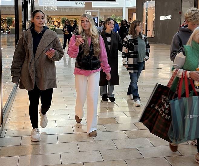 미국 최대 쇼핑 대목인 블랙 프라이데이였던 28일(현지시간) 미국 뉴저지 대형 쇼핑몰인 웨스트필드 가든스테이트몰에 쇼핑객들이 매장을 둘러보고 있다.  /뉴욕=박신영 특파원