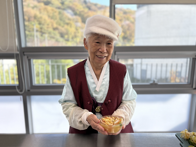 집안 대대로 내려오는 반지(김치)를 들어보이는 오숙자 명인.