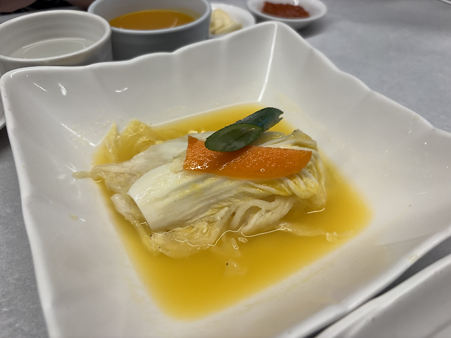 과일을 갈아넣어 만든 대광식당의 백김치.