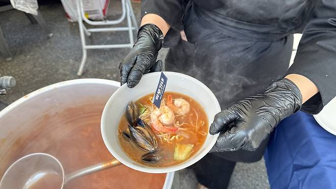 Chef Lee Ji-eun's spicy seafood pasta ramyeon [WOO JI-WON]