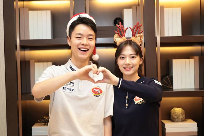 하림 PBA-LPBA 챔피언십 포토콜 행사에서 김영원(왼쪽)과 정보윤이 포즈를 취했다. PBA 제공