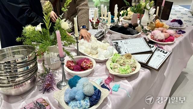 29일 성남시 분당구 백현동 현대백화점 판교점에 열린 뜨개질 팝업 매장에서 방문객들이 다양한 뜨개 제품을 살펴보고 있다. 김소현기자