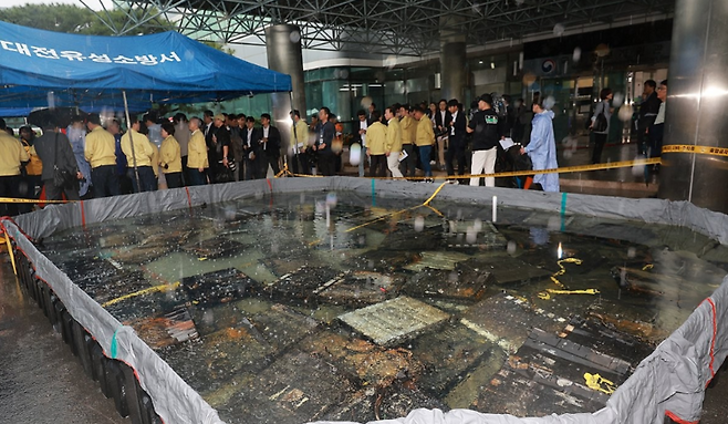 국정자원 화재로 불에 탄 리튬이온 배터리 / 사진=연합뉴스