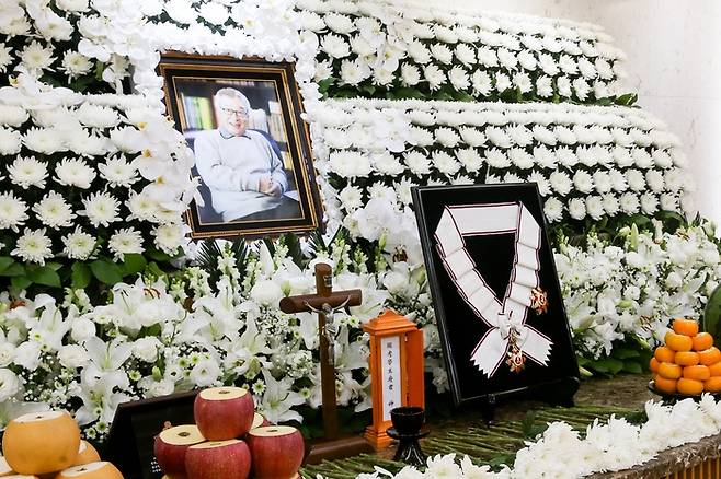 26일 서울 송파구 서울아산병원 장례식장에 차려진 고(故) 배우 이순재 빈소에 금관문화훈장이 놓여 있다. 사진공동취재단