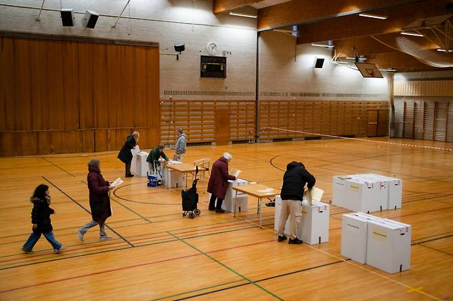 사람들이 2025년 11월 덴마크 팅비에르 지역에서 지방선거 투표를 하고 있다. 망명에 대해 더 엄격한 입장을 옹호해 온 집권 사회민주당은 이번 지방선거에서 저조한 실적을 보였다. /사진=Charlotte de la Fuente/The New York Times