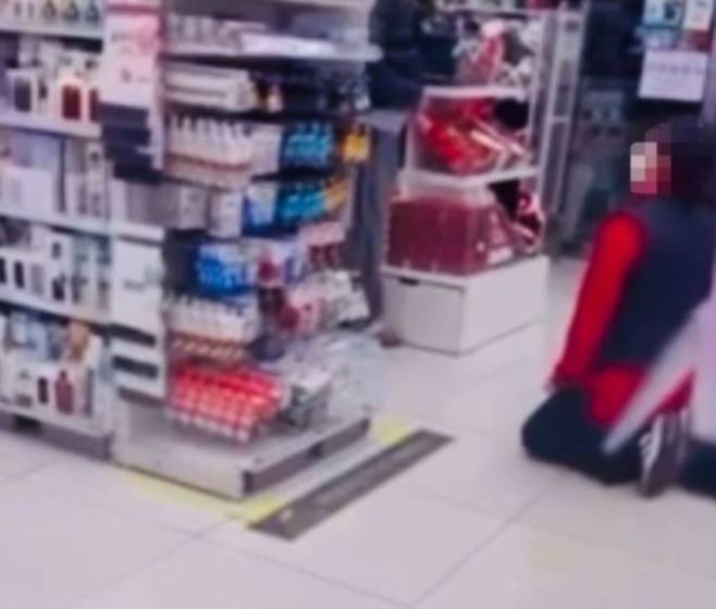 다이소 매장에서 여직원이 손님에게 무릎꿇고 사과하는 영상이 SNS(소셜미디어)에 확산해 논란이 됐다. 이 사건은 손님의 일방적인 '갑질'로 비쳤지만, 실상은 달랐다. /사진=스레드