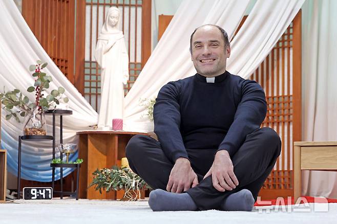 [서울=뉴시스] 박진희 기자 = 서울 WYD 조직위원회 기획본부 국제부 소속 파비아노 레베쟈니 신부가 지난 25일 서울 마포구 청년문화공간 JU에서 인터뷰 하고 있다. 2025.11.29. pak7130@newsis.com