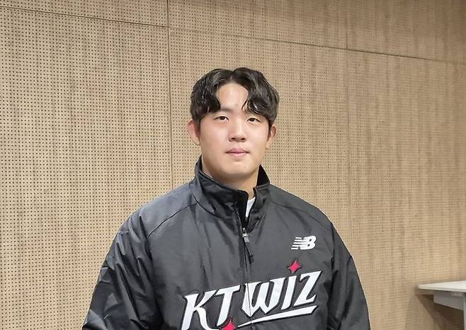 [수원=뉴시스] 문채현 기자 = 프로야구 KT 위즈 안인산이 29일 수원컨벤션센터에서 열리는 2025 KT 위즈 팬페스티벌에 참석해 취재진과 인터뷰를 하고 있다. 2025.11.29. dal@newsis.com *재판매 및 DB 금지