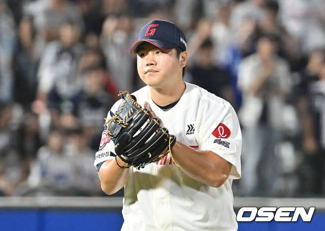 [OSEN=부산, 이석우 기자] 9일 부산 사직야구장에서 2025 신한 SOL 뱅크 KBO 리그 롯데 자이언츠와 두산 베어스의 경기가 열렸다. 홈팀 롯데는 이민석이, 방문팀 두산은 곽빈이 선발 출전했다.롯데 자이언츠 심재민이 연장 11회초를 무실점으로 막고 박수를 치고 있다. 2025.07.09 / foto0307@osen.co.kr