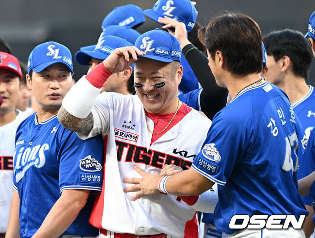 [OSEN=광주, 이대선 기자] 10일 오후 광주-기아 챔피언스필드에서 2025 신한 SOL Bank KBO리그 KIA 타이거즈와 삼성 라이온즈의 경기가 열렸다.KIA는 네일, 삼성은 가라비토를 선발 투수로 내세웠다.경기에 앞서 삼성 오승환의 은퇴투어 행사가 열렸다.기념촬영 중 삼성 강민호가 자신의 모자를 최형우에게 씌워주고 있다. 2025.09.10 /sunday@osen.co.kr
