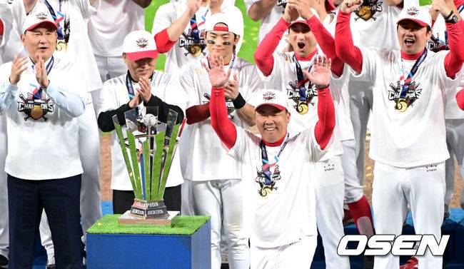 [OSEN=광주, 최규한 기자] KIA 타이거즈가 불패의 12번째 우승을 달성했다.&nbsp;KIA는 28일 광주-기아 챔피언스필드에서 열린 삼성 라이온즈와의 2024 신한은행 SOL 뱅크 KBO 한국시리즈 5차전에서 접전끝에 7-5로 승리했다.&nbsp;선발 양현종이 홈런 3개를 맞고 5실점했으나 두터운 불펜이 무실점으로 막고 추격전을 벌였다.&nbsp;최형우의 홈런포함 2타점, 김태군의 역전타와 박찬호의 귀중한 쐐기타가 나왔다. 시리즈&nbsp;4승1패로 우승의 감격을 누렸다.&nbsp;한국시리즈 감독상을 거머쥔 KIA 이범호 감독이 단상에 오르며 기뻐하고 있다. 2024.10.28 / dreamer@osen.co.kr