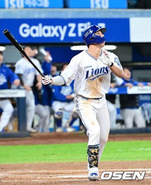 [OSEN=대구, 최규한 기자] 22일 대구 삼성라이온즈파크에서 ‘2025 신한 SOL Bank KBO리그’ 포스트시즌 플레이오프 4차전 삼성 라이온즈와 한화 이글스의 경기가 열렸다.삼성은 원태인, 한화는 정우주를 선발로 내세웠다.7회말 1사 1, 2루 상황 삼성 김영웅이 역전 우월 스리런포를 날리고 있다. 2025.10.22 / dreamer@osen.co.kr