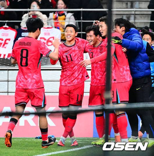 [OSEN=서울월드컵경기장, 지형준 기자] 홍명보 감독이 이끄는 대한민국 축구대표팀이 18일 오후 서울월드컵경기장에서 아프리카 강호 가나와 평가전을 가졌다.홍명보호의 2025년의 끝을 장식할 경기다. 내달 2026 국제축구연맹(FIFA) 북중미 월드컵 조 추첨을 앞두고 열리는 마지막 평가전이기도 하다. 현재 한국은 가나전 결과와 상관없이 사실상 월드컵 포트 2가 확정된 상태다. 아프리카 예선을 뚫고 북중미행에 성공한 가나는 FIFA 랭킹 73위다. 22위 한국보다는 51계단 낮다. 하지만 통산 전적에서 4승 3패로 한국보다 우위다. 후반 대한민국 이태석이 선제골을 성공시키며 동료선수들과 기뻐하고 있다. 2025.11.18 /jpnews@osen.co.kr