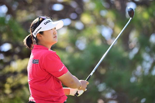 샷을 한 뒤 날아가는 공을 바라보고 있는 유해란. 사진 제공=AFP연합뉴스