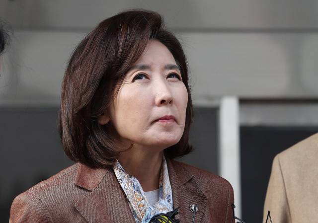 나경원 국민의힘 의원이 20일 서울 양천구 남부지법에서 열린 '자유한국당 패스트트랙(신속처리안건) 충돌 사건' 1심 선고를 마친 뒤 법정을 나서며 취재진 질문을 듣고 있다. 뉴스1